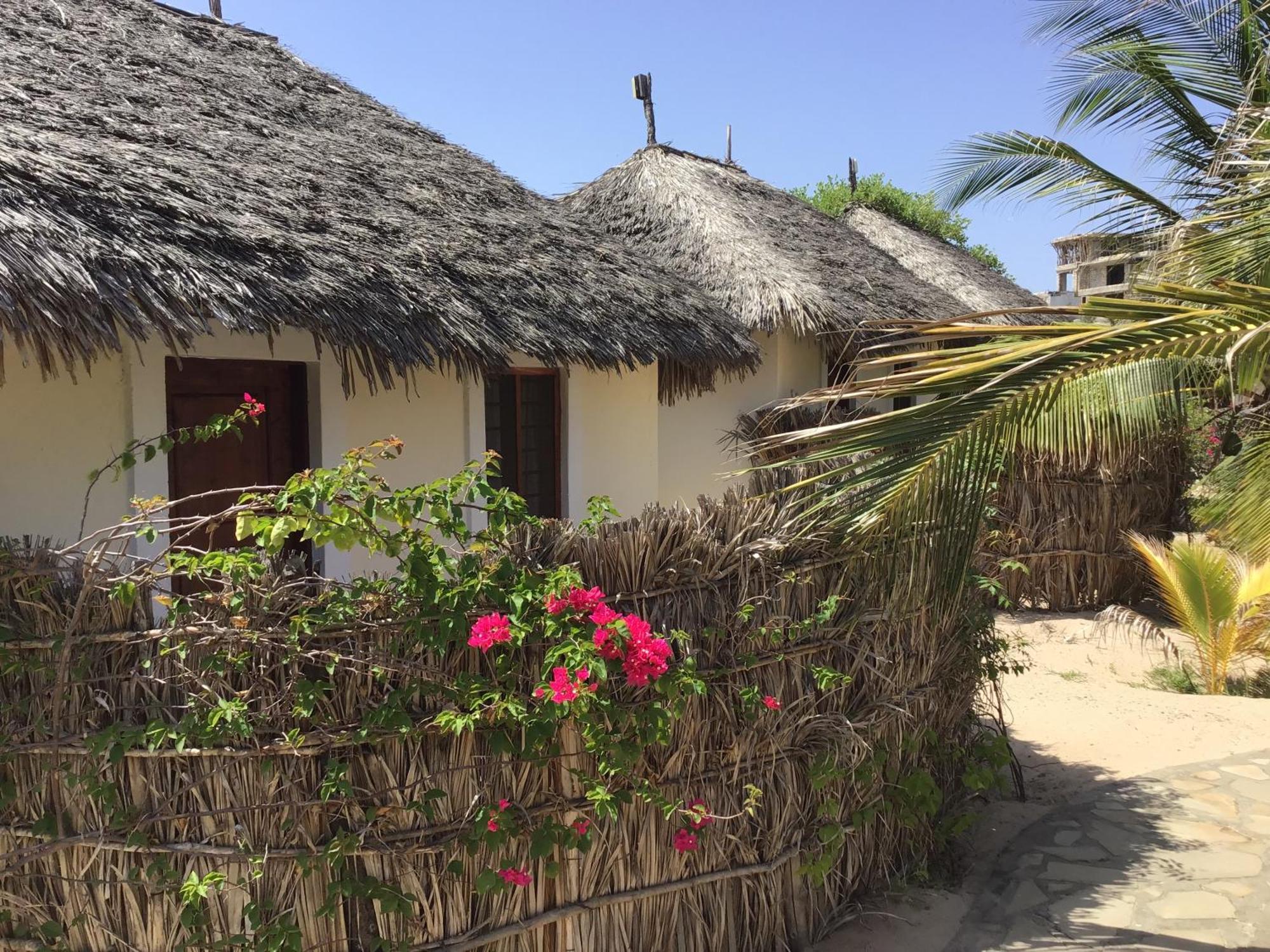 Mambrui Golden Beach Bar And Cottages Exterior photo